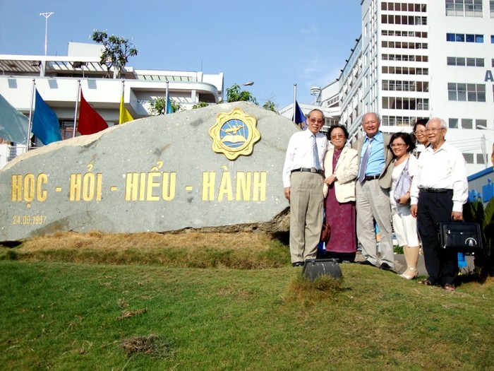 Nguyên Phó Chủ tịch nước Nguyễn Thị Bình, nguyên Bộ trưởng Bộ Giáo dục & Đào tạo Trần Hồng Quân (bìa trái) chụp ảnh lưu niệm cùng lãnh đạo ĐH Bình Dương, bên tảng đá có dòng chữ "Học - Hỏi - Hiểu - Hành", là phương châm đào tạo của trường.