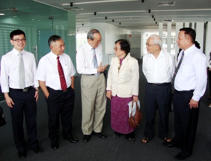 Nguyên Phó Chủ tịch nước Nguyễn Thị Bình cùng nguyên Bộ trưởng Bộ Giáo dục& Đào tạo Trần Hồng Quân (thứ 3 từ trái sang) và đội ngũ lãnh đạo trường ĐH Quốc tế Miền Đông.