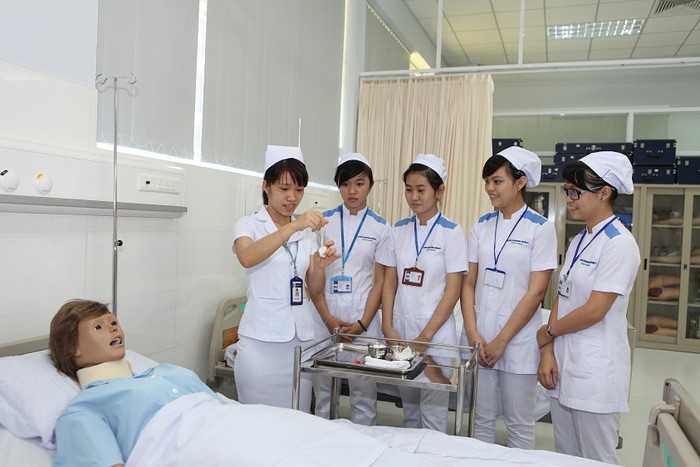 Giờ thực hành của sinh viên khoa Điều dưỡng tại trường ĐH Quốc tế Miền Đông. Khoa Điều dưỡng hiện đại, đầy đủ cơ sở vật chất, được đánh giá như một...bệnh viện nhỏ.