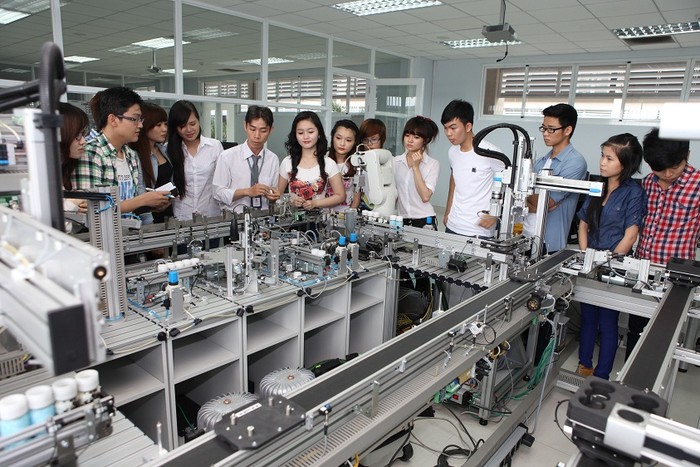 Giờ thực hành của các sinh viên khối kỹ thuật tại trường ĐH Quốc tế Miền Đông.