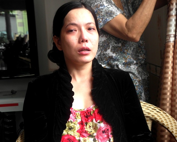 Bà Trần Hồng Ly đang kể chuyện với phóng viên báo điện tử Giáo dục Việt Nam trong nước mắt.