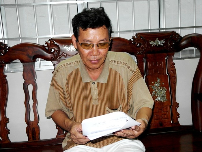 Ông Trần Khiêu đang cầm xấp hồ sơ kết luận về những sai phạm của ông Lê Tấn Lực của Thanh tra Tỉnh.Ảnh: Dương Cầm