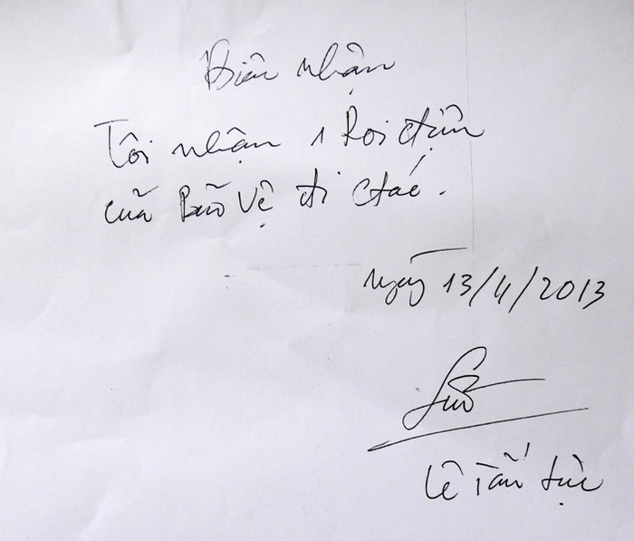 Chữ viết tay, có chữ ký của ông Lê Tấn Lực về việc mượn bảo vệ Ban Quản lý khu Kinh tế Trà Vinh 1 roi điện để đi công tác ngày 13/04/2013. Ảnh: Dương Cầm