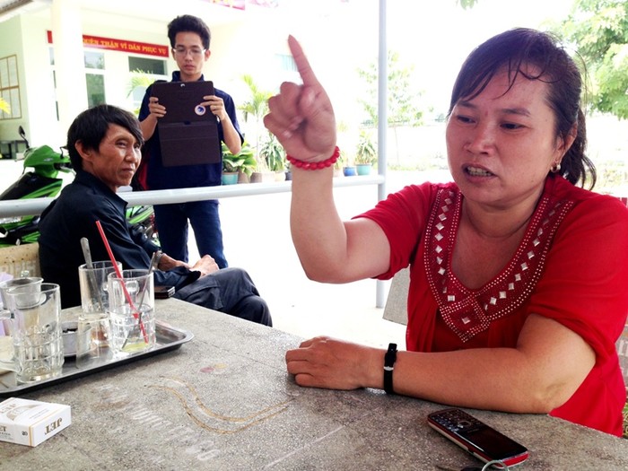 Bà Lê Thị Tuyết đang kể tội chống trước mặt chồng (người ngồi sau), trước mặt phóng viên. Ảnh: Dương Cầm