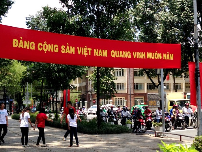 "Đảng Cộng Sản Việt Nam Muôn Năm"