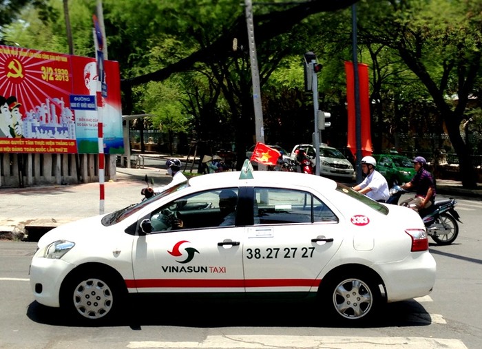 Các chiếc taxi chạy trong thành phố đều gắn cờ đỏ sao vàng.