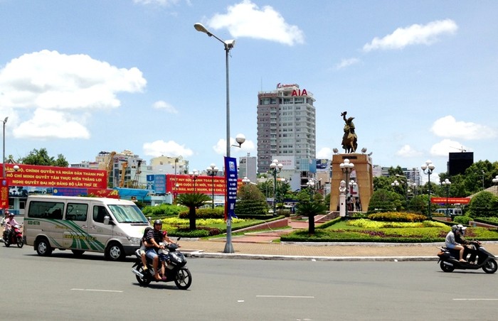 Khu vực công viên Quách Thị Trang đỏ rực khẩu hiệu.