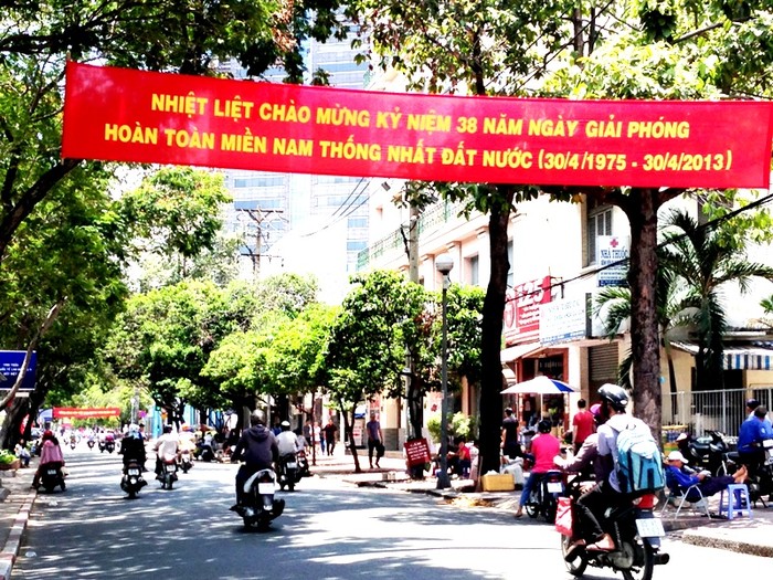 Như thường lệ, đường phố Sài Gòn vắng xe, cộ trong ngày lễ. Nhiều sinh viên, lao động ngoại tỉnh đã trở về quê thăm gia đình nhân dịp lễ.