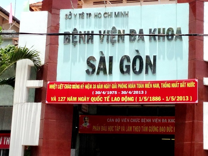 Biểu ngữ chào mừng trước cổng bệnh viện đa khoa Sài Gòn.