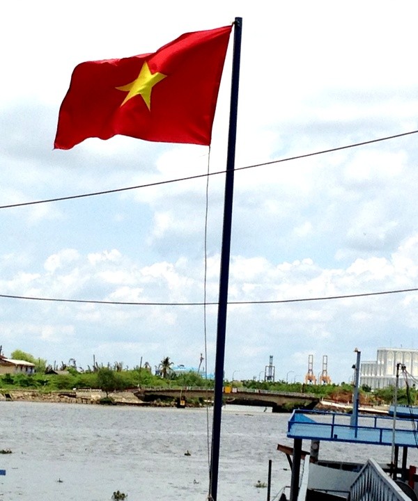 Cờ đỏ sao vàng căng gió bên bờ sông Sài Gòn.