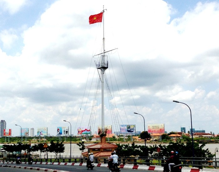 Một góc sông Sài Gòn trước ngày lễ.