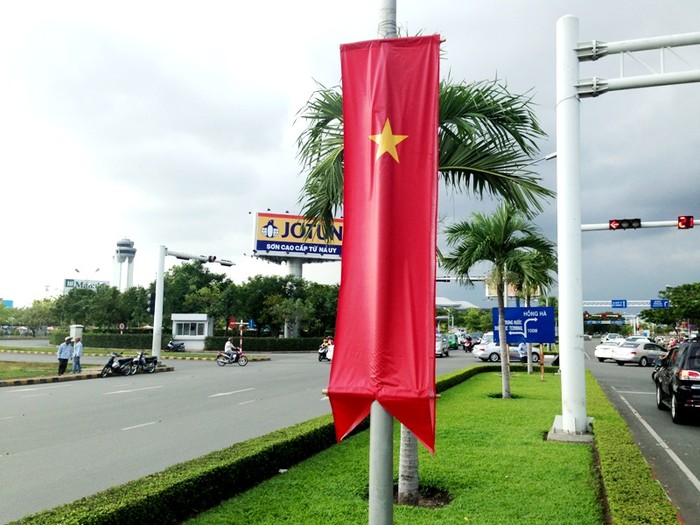 "Màu đỏ" tại đường Trường Sơn, Tân Bình, khu vực sân bay Tân Sơn Nhất.