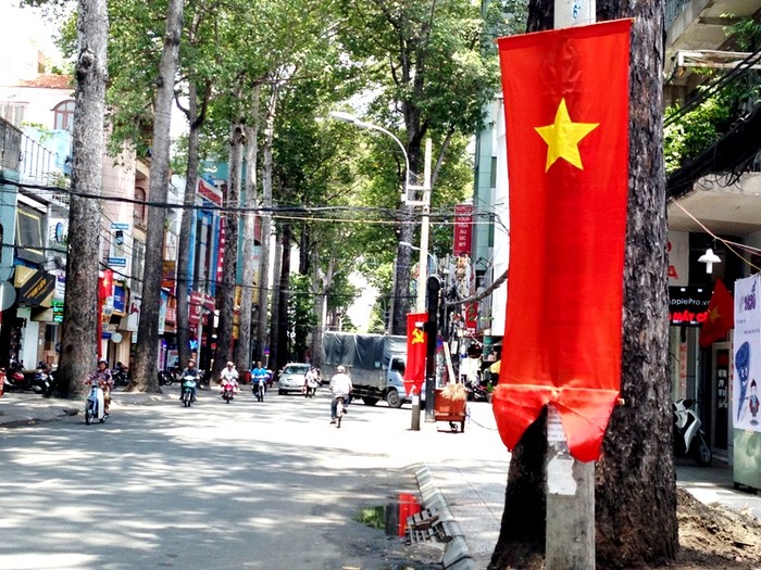 Cờ đỏ sao vàng trên đường Trần Quang Khải.
