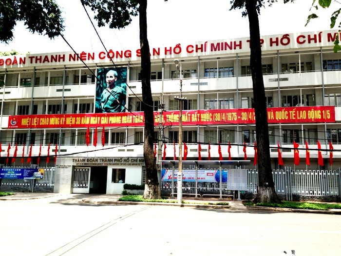 Sắc đỏ rực trước trụ sở Đoàn Thanh Niên Cộng Sản Hồ Chí Minh.