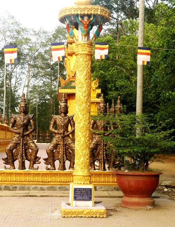 Trong khuôn viên ngôi chùa Cà Hom có rất nhiều trụ cột, bên dưới là bảng công đức đề tên người đóng góp tài chính vào việc xây dựng ngôi chùa.