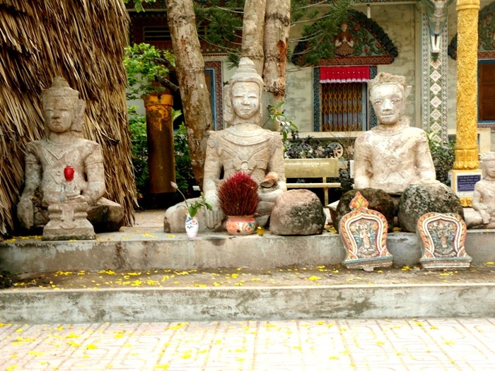 Tượng 3 nữ thần linh thiêng trong văn hóa của người Khơme, là những vị thần bảo hộ cho vùng đất của chùa Cà Hom..