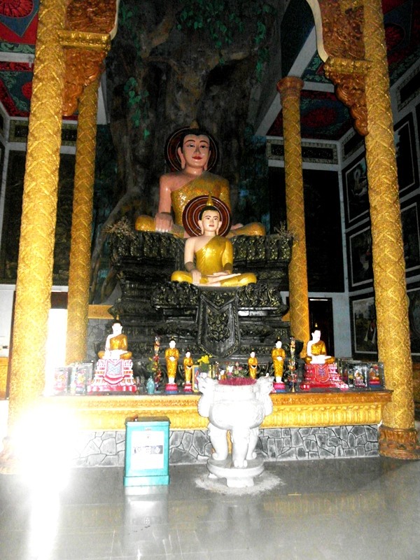 Chánh điện chùa Cà Hom không có bức ảnh nào của ông Trầm Bê và gia đình.
