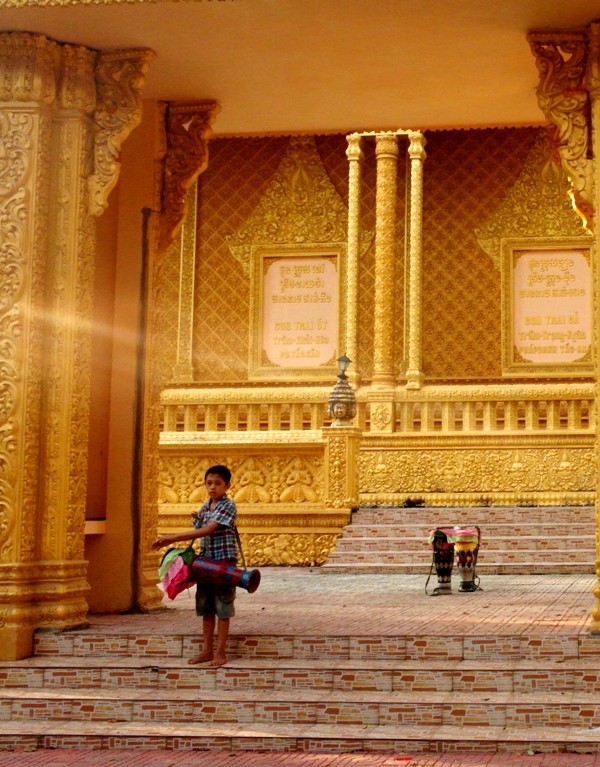 Trẻ em Khơme vui cùng những chiếc trống nhỏ để trong khuôn viên chùa.