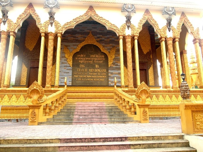 Mặt trước ngôi chùa có để bảng công đức tên ông Trầm Bê và vợ - bà Viên Đông Anh.