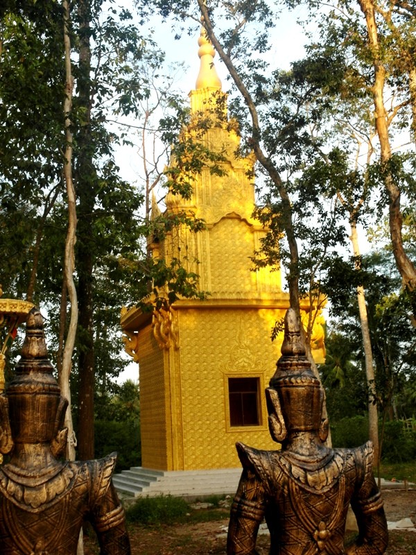 Tháp màu vàng trước ngôi chánh điện chùa Cà Hom.
