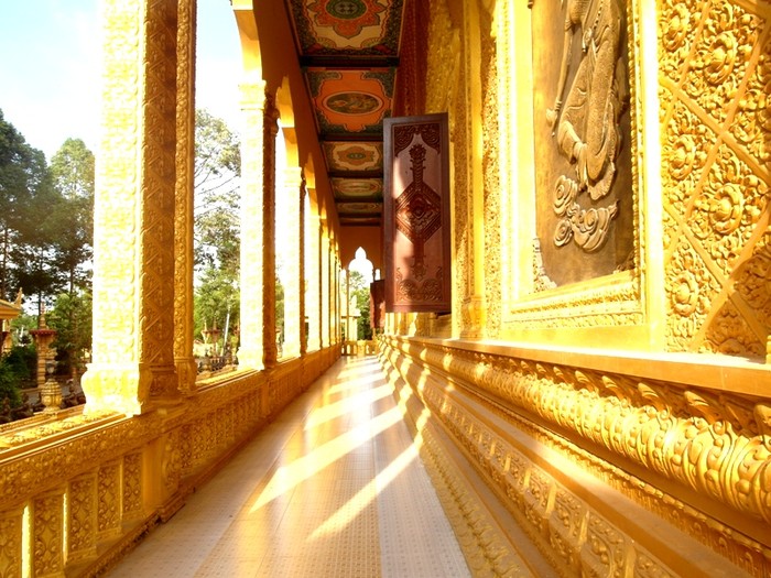 Hành lang ngôi chùa rộng thênh thang, ngợp nắng.