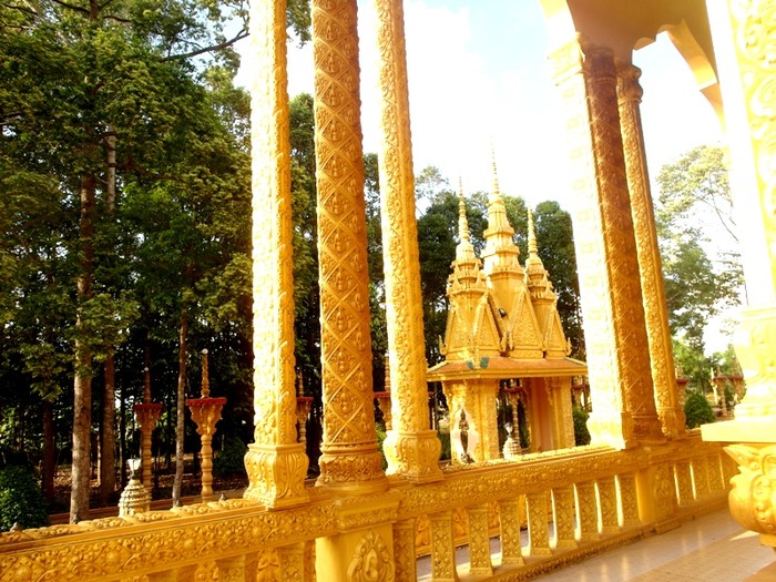 Màu vàng là màu chủ đạo của ngôi chùa này.