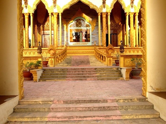 Mặt sau ngôi chùa có hình ảnh gia đình ông Trầm Bê ngay lối vào chánh điện.