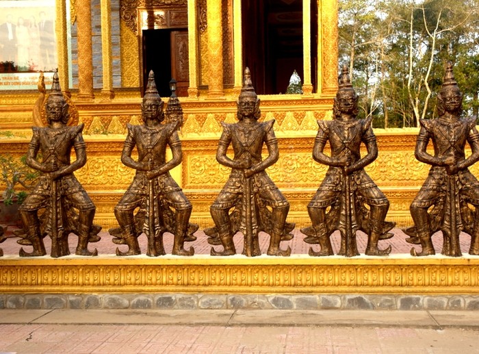 Hàng rào bảo vệ chùa Cà Hom là những vũ nữ Apsara được cách điệu thành những võ tướng.