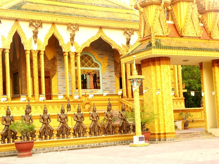 Đứng ở cổng hậu chùa Cà Hom, nhìn từ xa, hình ảnh gia đình ông Trầm Bê vẫn rất nổi bật.