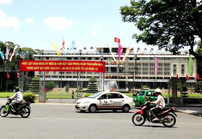 Dinh Thống Nhất, đầu não của chế độ ngụy quyền Sài Gòn cách đây 38 năm, đỏ rực cờ, biểu ngữ. Nơi đây là điểm tham quan hấp dẫn của người dân trong nước, du khách nước ngoài trong những ngày cận kề lễ 30/4.