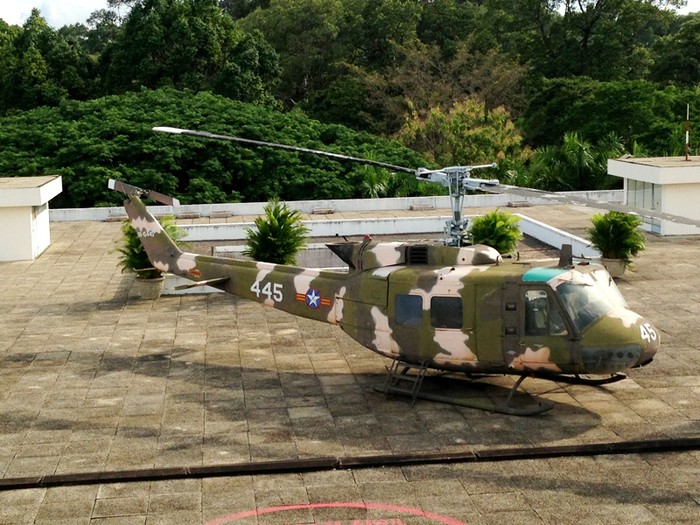 Và trên sân thượng của dinh Thống nhất, luôn đậu sẵn một chiếc trực thăng, dành riêng cho Tổng thống đi kinh lý các tỉnh.