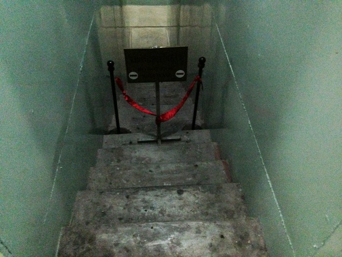 Cạnh phòng làm việc ở tầng hầm có một lối thoát hiểm, phòng hờ trường hợp Tổng thống phải "rút" khỏi dinh Thống Nhất.