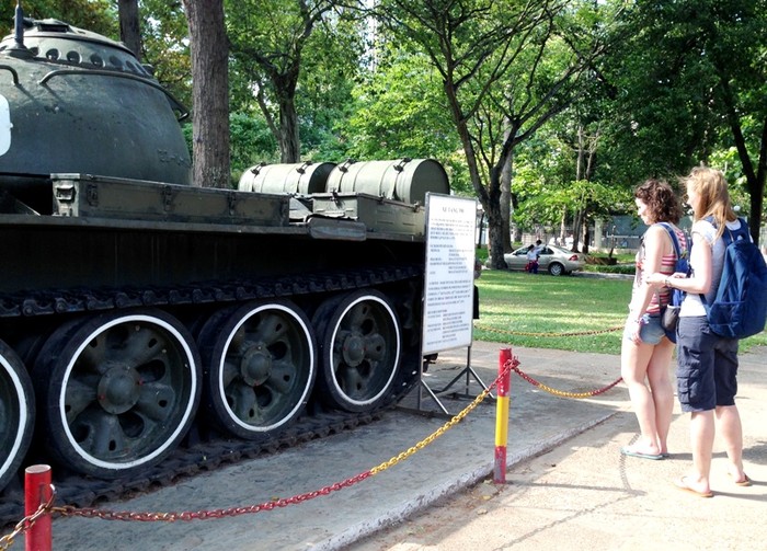 Rất nhiều du khách đứng trước hai chiếc xe tăng lịch sử này để xem thông tin và chụp ảnh.