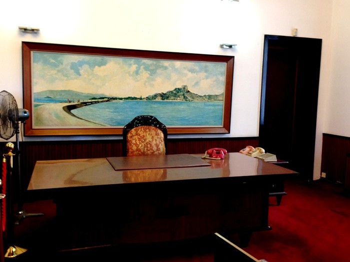 Bàn làm việc của Tổng thống Nguyễn Văn Thiệu ở tầng 1. Phía sau là bức tranh phong cảnh bờ biển Phan Rang, Ninh Thuận, quê hương ông Thiệu.