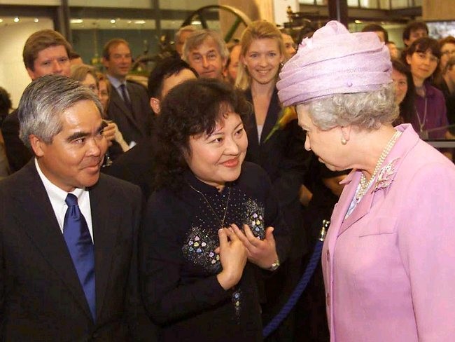 Ông Nick Út và bà Phan Thị Kim Phúc trong một lần diện kiến nữ hoàng Anh Elizabeth tại Luân Đôn. Ảnh: Nhân vật cung cấp