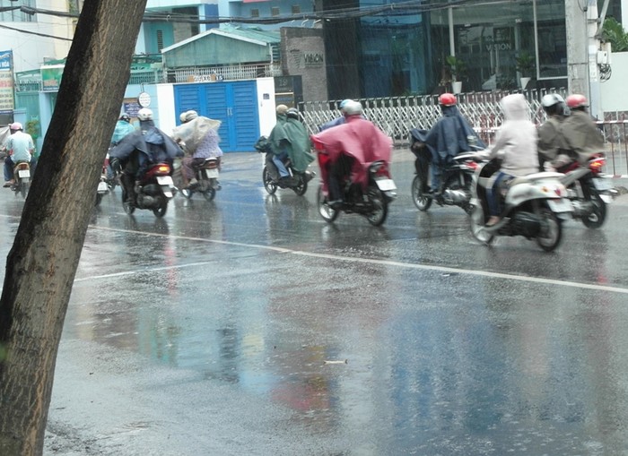 Áo mưa đủ sắc màu, đua chen nhau trên đường phố.