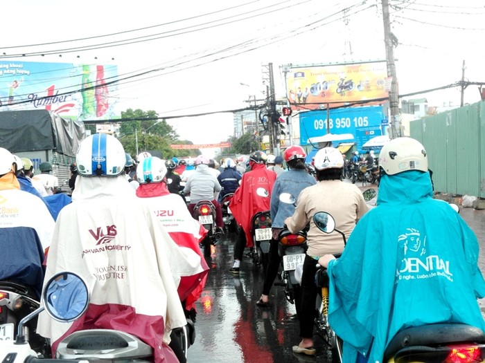 Cơn mưa lớn, người Sài Gòn vẫn thong thả dừng đúng vạch đèn đỏ....