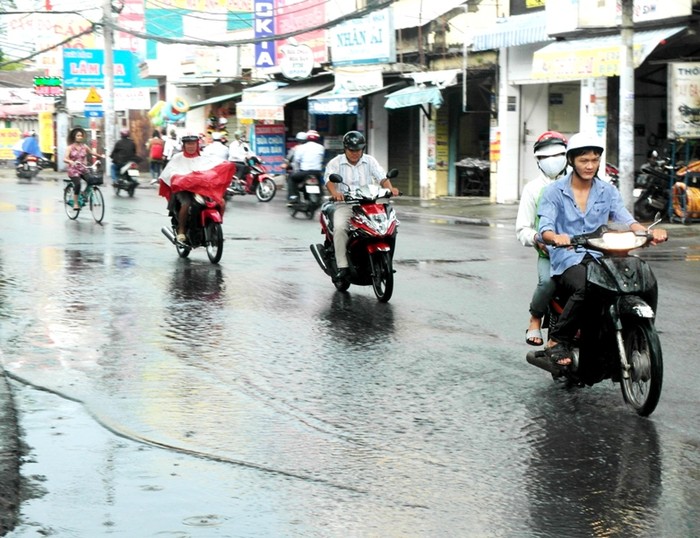 Cơn mưa dứt hạt, nhiều con đường tại TP.HCM đã "phố đã thành dòng sông uốn quan", như lời trong ca khúc Em còn nhớ hay em đã quên của cố nhạc sĩ tài hoa Trịnh Công Sơn.
