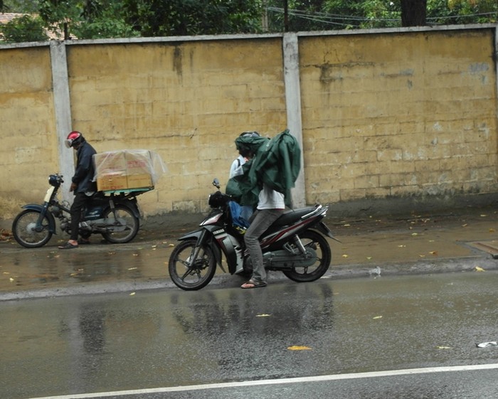 Một cơn mưa vụt đến, thật bất ngờ. Sài Gòn như một cô gái đỏng đảnh khó chiều chuộng, tính khí" lúc mưa, lúc nắng", hay hờn dỗi...