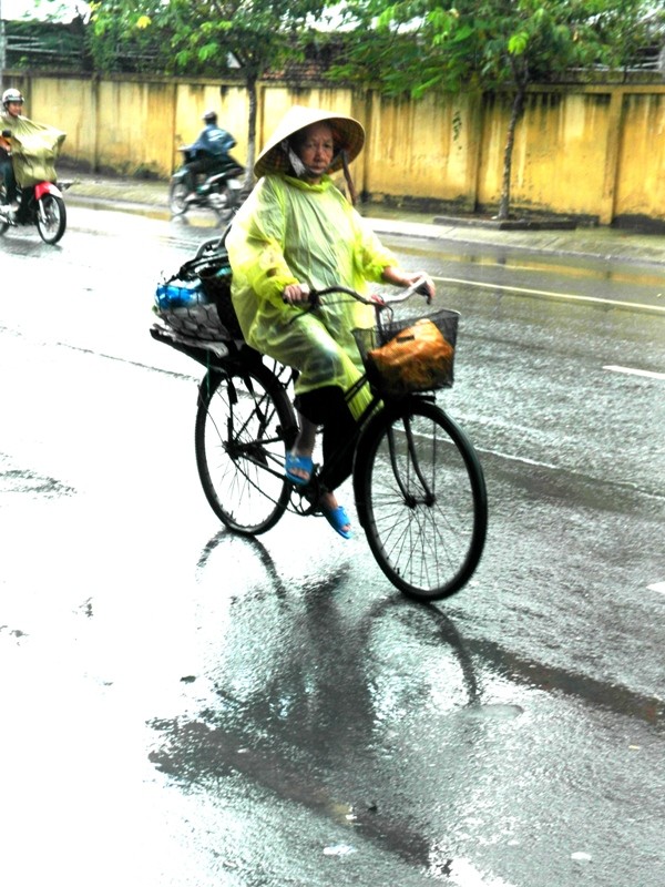 Một bà lão đang bất chấp trời mưa, đạp xe đi nhặt nhạnh những thứ người ta vứt đi, đắp đổi cuộc sống của mình...