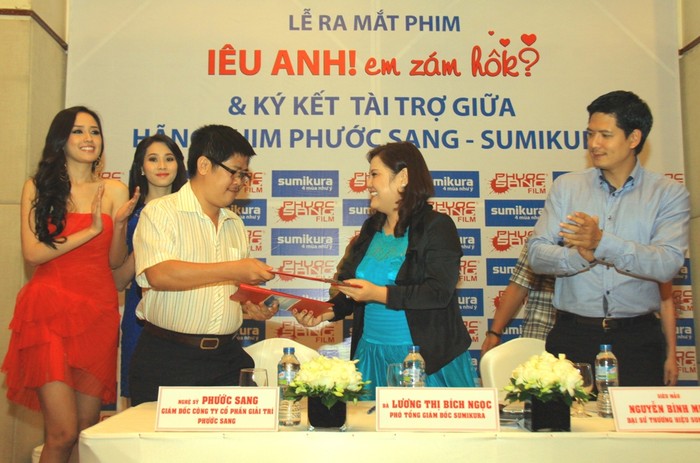 Lễ ký kết hợp tác phim và nhận 8 tỷ đồng "ứng cứu" giữa ông bầu Phước Sang và đại diện công ty Sumikura, bà Lương Thị Bích Ngọc. Ảnh: Sumikura