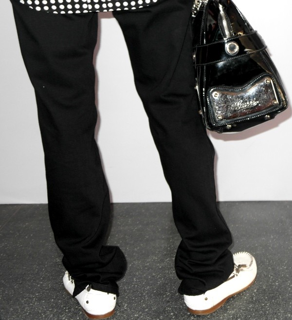Đôi giày hiệu Dolce Gannana màu trắng và chiếc túi Gucci màu đen tương phản, làm nổi bật chủ nhân của chúng, trong mỗi lần xuất hiện.