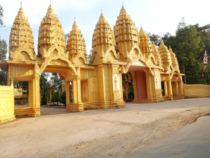 Cổng ngôi chùa Vàm Ray tại xã Hàm Giang, huyện Trà Cú, tỉnh Trà Vinh do ông Trầm Bê bỏ tiền xây dựng. Ảnh: Dương Cầm