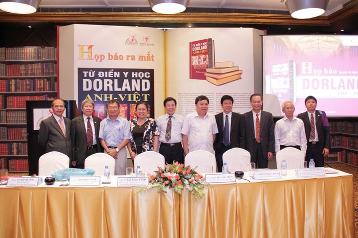 Thứ trưởng Bộ Thông tin và Truyền thông Đỗ Quý Doãn (thứ 5, từ phải sang) chụp ảnh cùng lãnh đạo công ty Văn Lang và các vị khách mời.