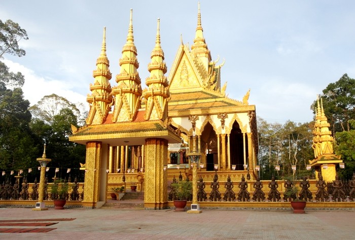 Ngôi chùa Cà Hom mà đại gia Trầm Bê bỏ tiền xây dựng lộng lẫy dưới ánh nắng sớm.