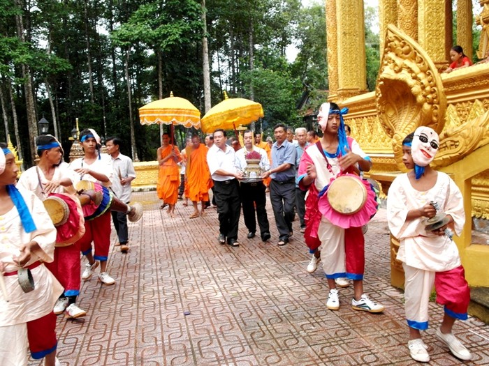 Tiếng nhạc dân tộc Khmer vang lên rộn ràng, theo nhịp bước của vị đại gia.