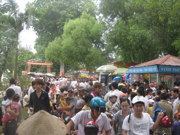 Tại vườn thú Hà Nội sáng ngày 2/9 lượng khách đến vui chơi đông nghẹt