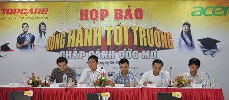 Đại diện các tổ chức trả lời câu hỏi tại buổi họp báo "Đồng hành tới trường - Chắp cánh ước mơ" vào ngày 5/9