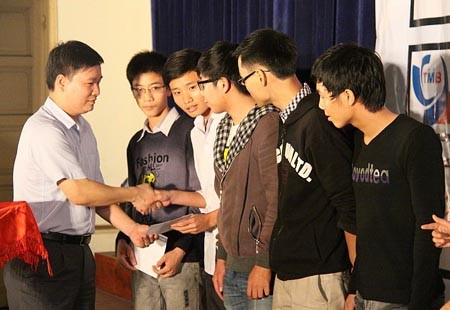TBT Báo Giáo Dục Việt Nam trao học bổng cho SV trường Đại học Thương Mại