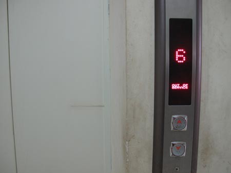 Ảnh chụp thang máy bên trái tòa nhà CT3 ngừng hoạt động lúc 8h45phút ngày 12/10/2011